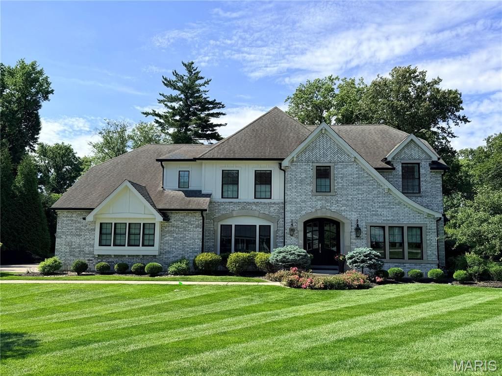 2 Sunny Meade Drive, St Louis, MO 63124