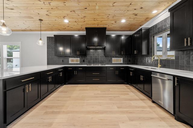 705 Sloan ST, Taylor, TX 76574