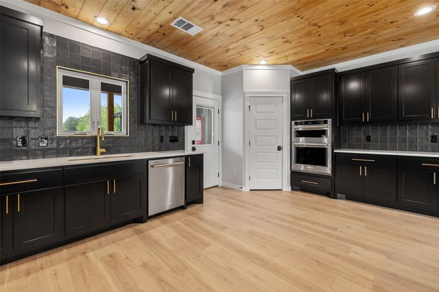 705 Sloan ST, Taylor, TX 76574