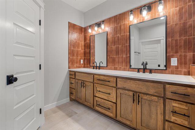 705 Sloan ST, Taylor, TX 76574