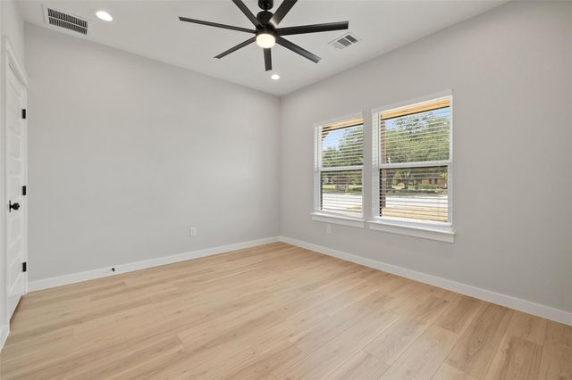 705 Sloan ST, Taylor, TX 76574