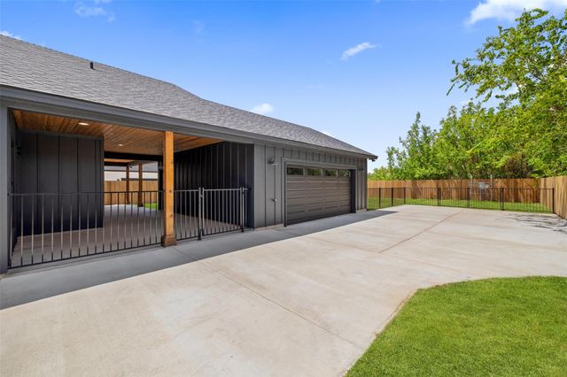 705 Sloan ST, Taylor, TX 76574
