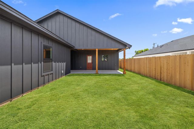 705 Sloan ST, Taylor, TX 76574