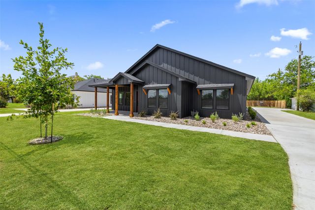 705 Sloan ST, Taylor, TX 76574