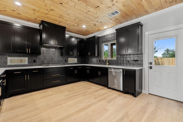 705 Sloan ST, Taylor, TX 76574