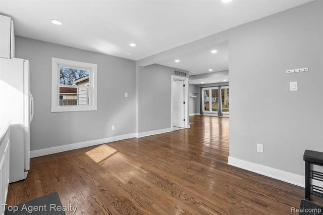 8608 Grace St Street, Shelby Twp, MI 48317