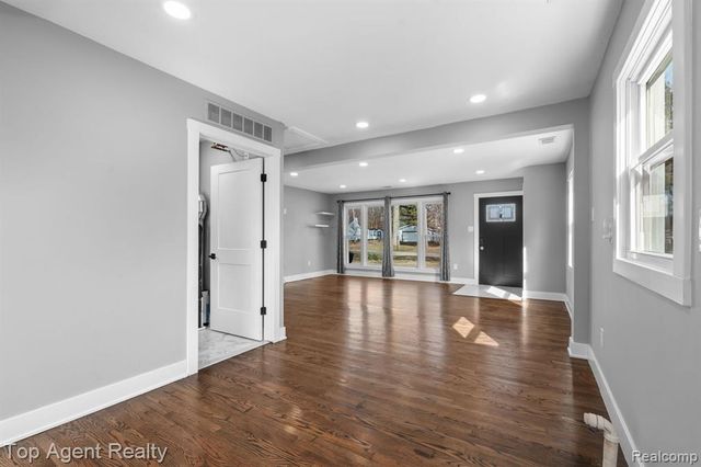 8608 Grace St Street, Shelby Twp, MI 48317