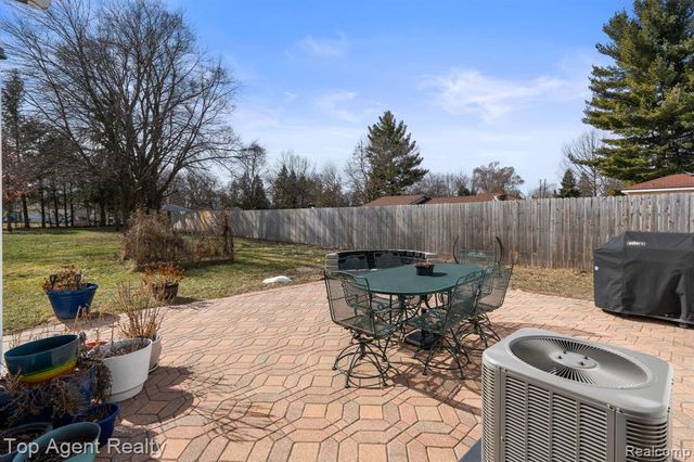 8608 Grace St Street, Shelby Twp, MI 48317