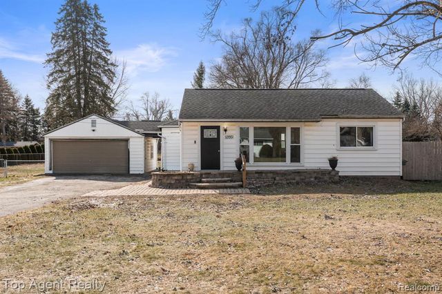 8608 Grace St Street, Shelby Twp, MI 48317