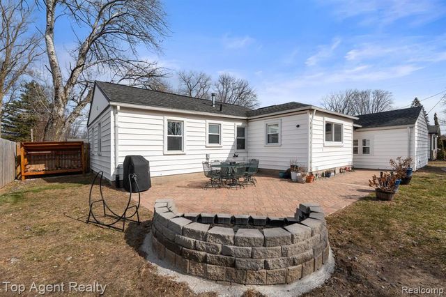 8608 Grace St Street, Shelby Twp, MI 48317