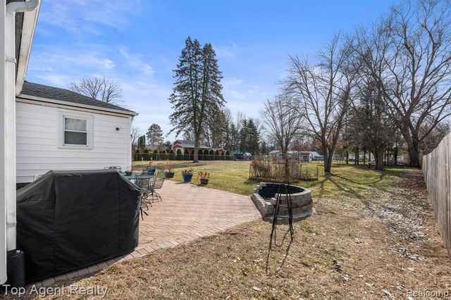 8608 Grace St Street, Shelby Twp, MI 48317