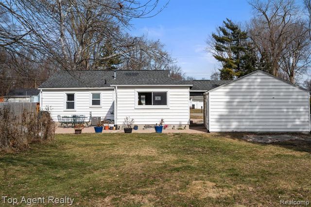 8608 Grace St Street, Shelby Twp, MI 48317