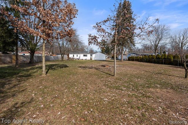 8608 Grace St Street, Shelby Twp, MI 48317