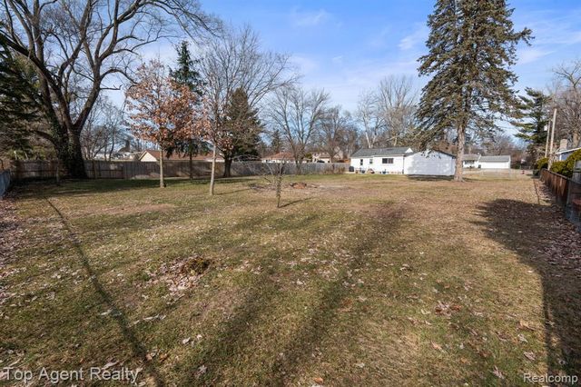 8608 Grace St Street, Shelby Twp, MI 48317