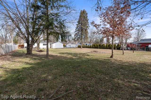 8608 Grace St Street, Shelby Twp, MI 48317