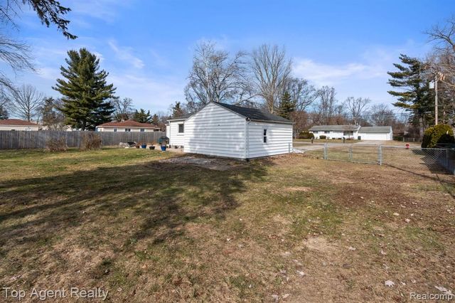 8608 Grace St Street, Shelby Twp, MI 48317