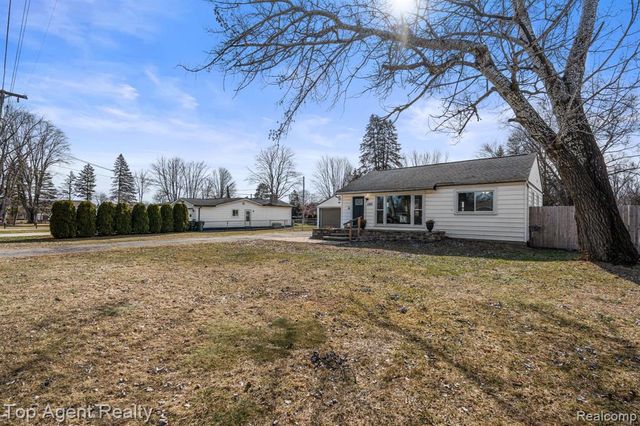 8608 Grace St Street, Shelby Twp, MI 48317