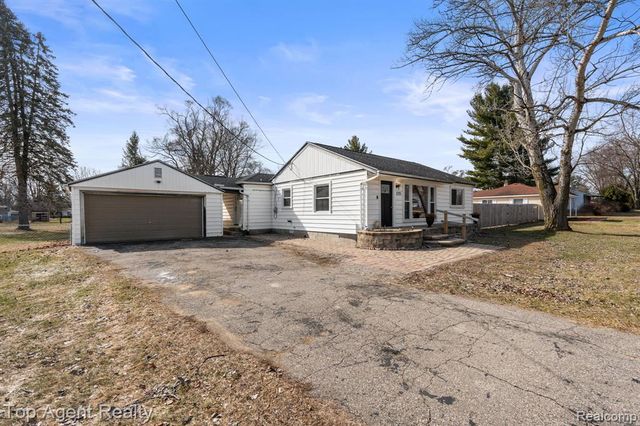 8608 Grace St Street, Shelby Twp, MI 48317