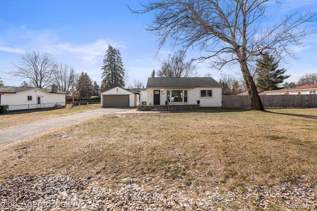 8608 Grace St Street, Shelby Twp, MI 48317