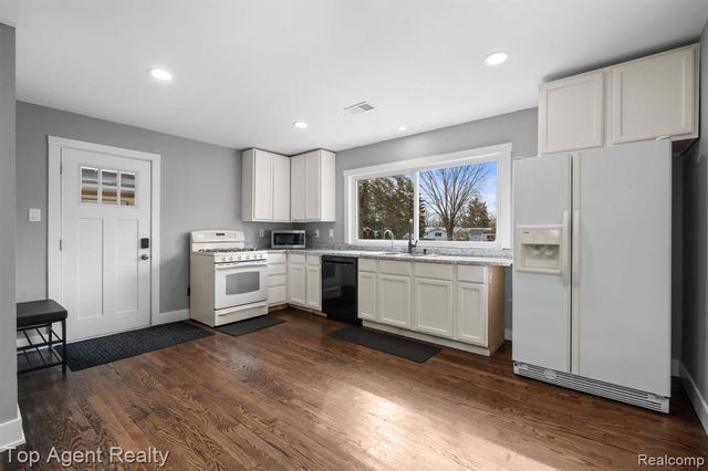 8608 Grace St Street, Shelby Twp, MI 48317