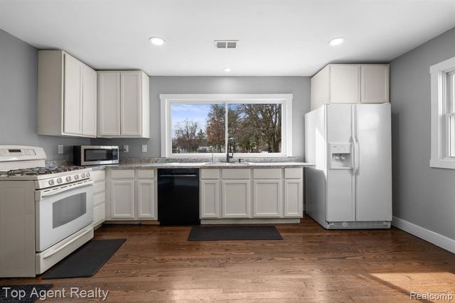 8608 Grace St Street, Shelby Twp, MI 48317