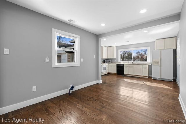 8608 Grace St Street, Shelby Twp, MI 48317