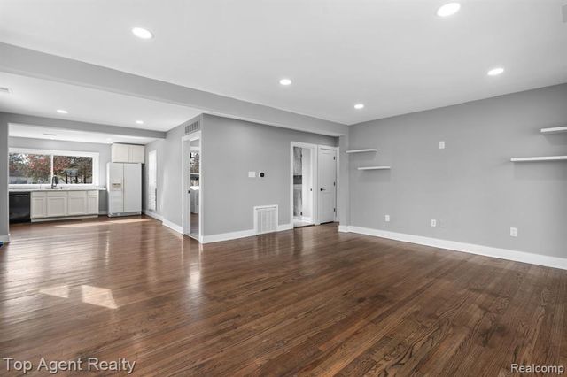 8608 Grace St Street, Shelby Twp, MI 48317