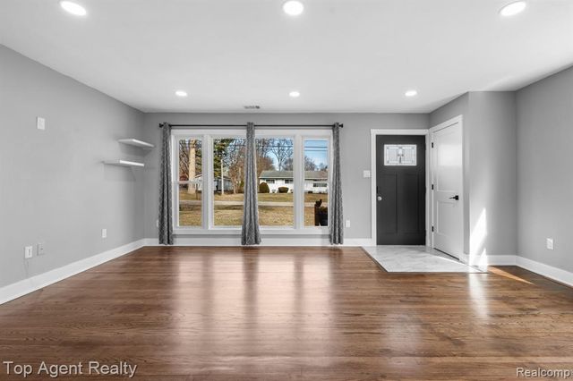 8608 Grace St Street, Shelby Twp, MI 48317