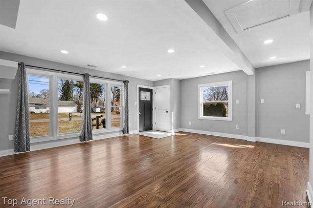 8608 Grace St Street, Shelby Twp, MI 48317