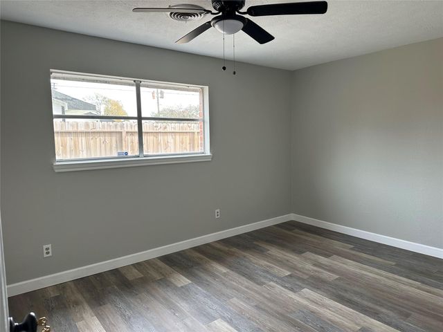 4821 Burning Tree Drive, Baytown, TX 77521