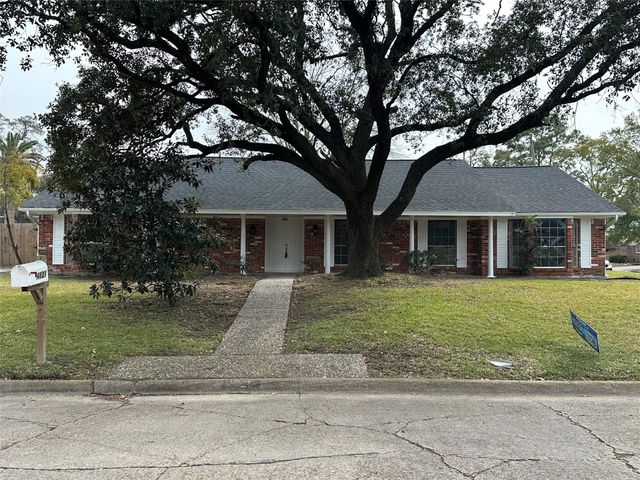 4821 Burning Tree Drive, Baytown, TX 77521