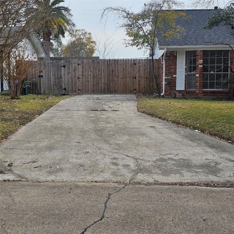 4821 Burning Tree Drive, Baytown, TX 77521