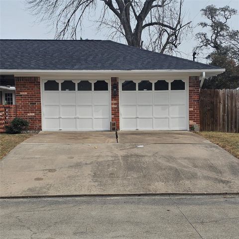 4821 Burning Tree Drive, Baytown, TX 77521