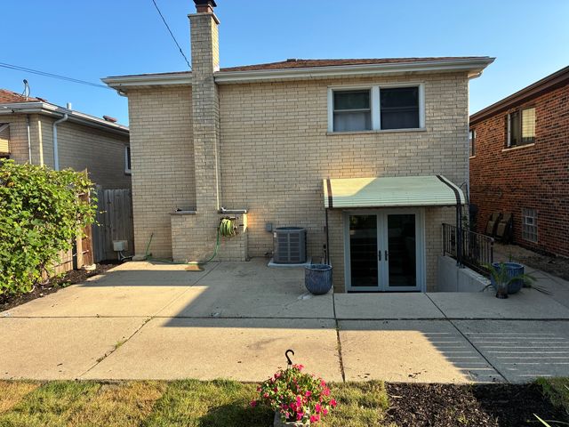 8425 W Castle Island Avenue, Chicago, IL 60656