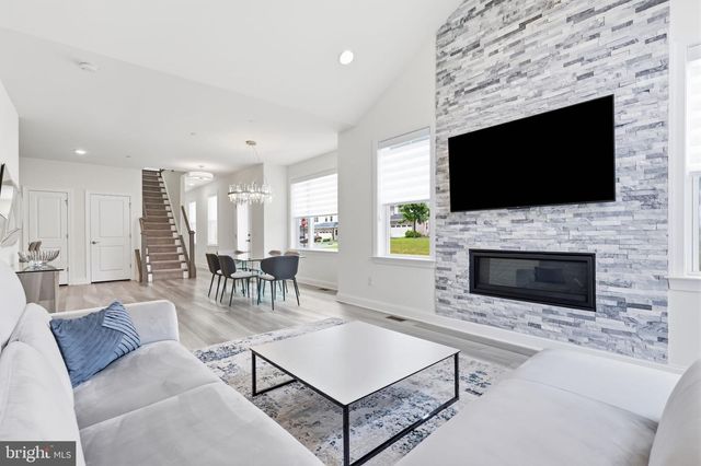 24 SPRING MILL RD, Warminster, PA 18974