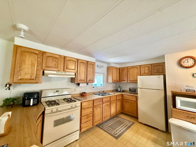 14 Arapaho Drive, East Hartford, CT 06118