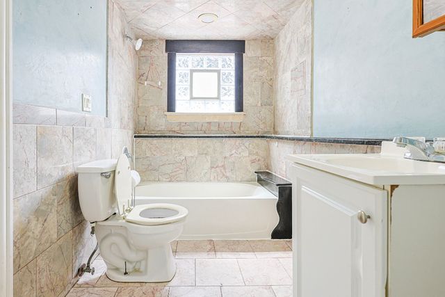 1000 Adams Court, Carpentersville, IL 60110