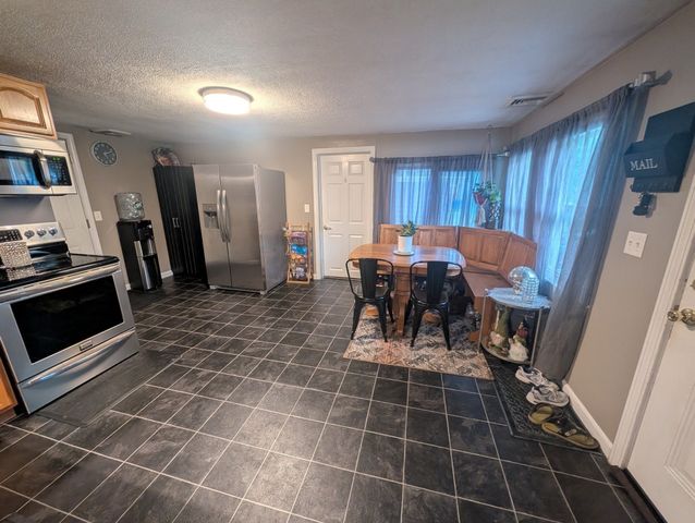 195 Ambrose, Springfield, MA 01109