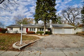 1930 W Weathersfield Way, Schaumburg, IL 60193