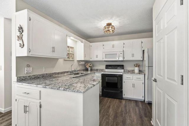 3295 Greenbrier Street D105, Vadnais Heights, MN 55127