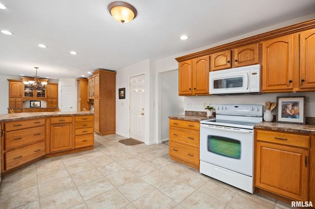 6725 N PARKWOOD Drive, Peoria, IL 61614