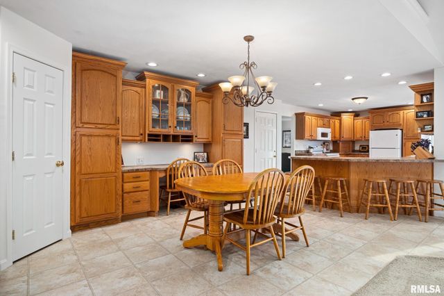 6725 N PARKWOOD Drive, Peoria, IL 61614