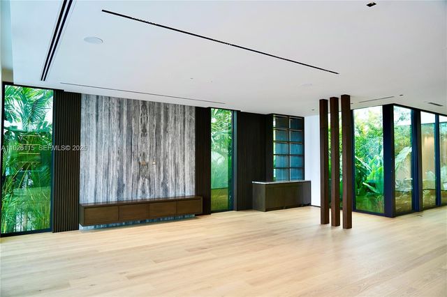 1041 N Venetian Dr, Miami, FL 33139