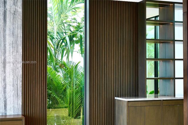 1041 N Venetian Dr, Miami, FL 33139