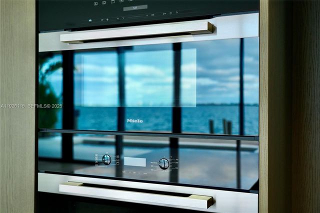 1041 N Venetian Dr, Miami, FL 33139