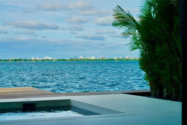 1041 N Venetian Dr, Miami, FL 33139