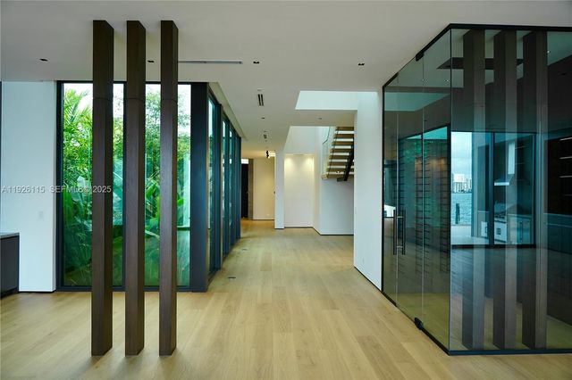 1041 N Venetian Dr, Miami, FL 33139