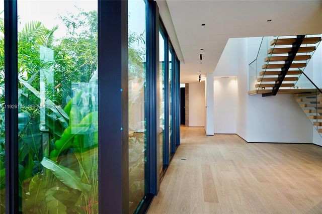 1041 N Venetian Dr, Miami, FL 33139