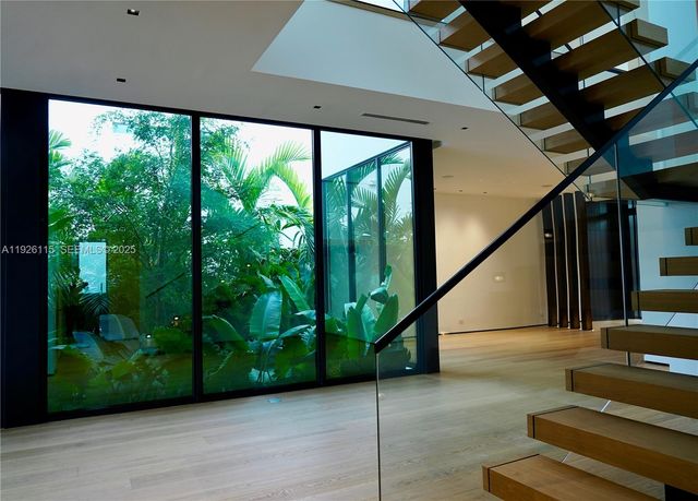 1041 N Venetian Dr, Miami, FL 33139