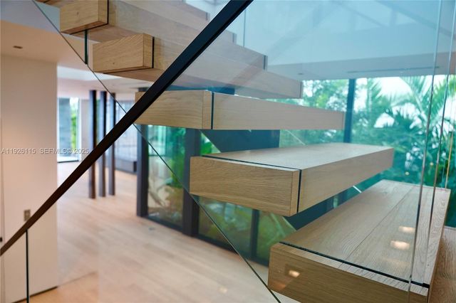 1041 N Venetian Dr, Miami, FL 33139